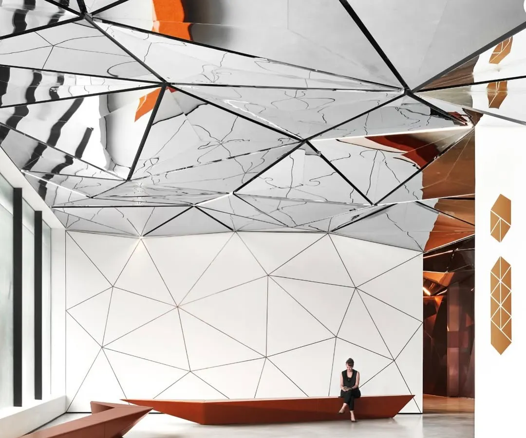 Inside the Parinee I Tower lobby, a triangulated mirrored ceiling transforms the space into an ever-evolving kaleidoscope. This immersive design reflects movement and light, creating a dynamic arrival experience that blurs the line between architecture and art.