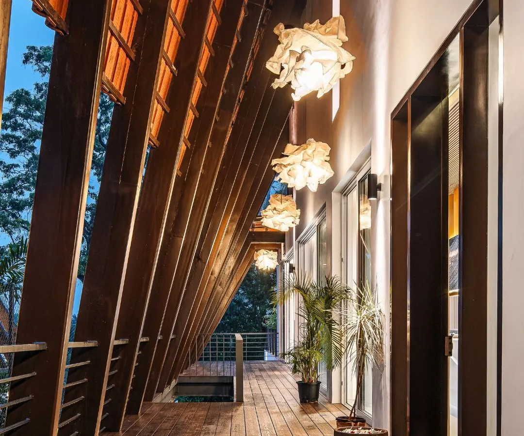 At Tellado Villas, this semi-open passageway is where structure and nature meet. The rhythmic wooden beams and warm, ambient lighting create a tranquil transition, demonstrating our focus on crafting experiences, not just buildings.