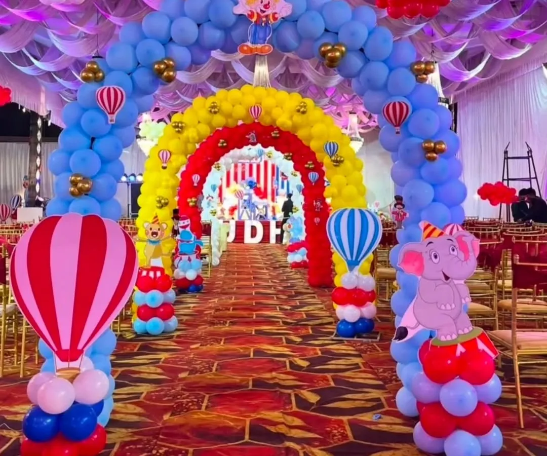 We make a grand first impression with spectacular entrance decorations. Here is a multi-layered balloon archway we designed for a circus and carnival themed birthday, complete with hot air balloon sculptures and character cutouts to welcome the little guests.