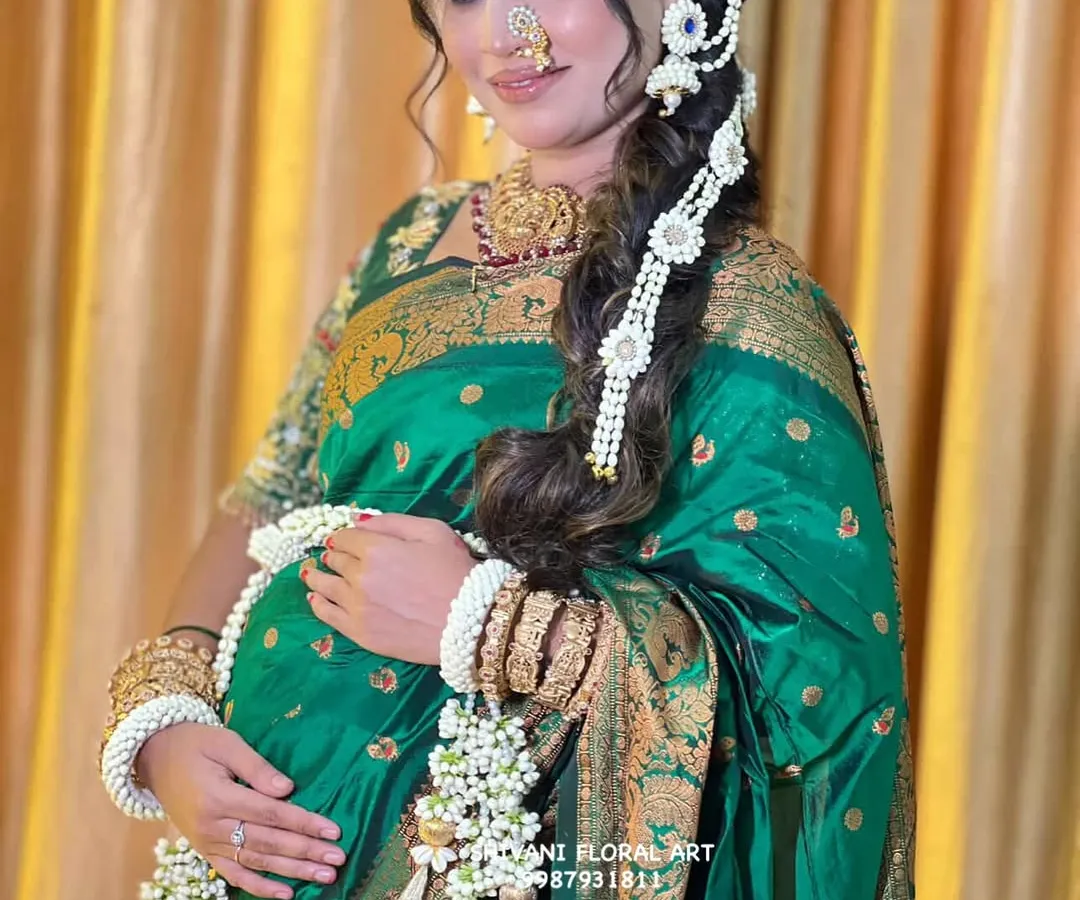 For a Maharashtrian dohale jevan, there is nothing more elegant than a classic all-white floral set. I handcrafted this jewellery, including the delicate kamarbandh and hand kalire, from fresh Tagar buds and pearls to beautifully complement the mom-to-be's traditional green saree.
