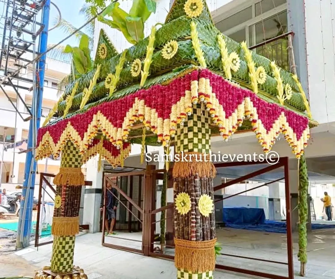 We create grand and welcoming entrances with traditional Chappra arches. This design is handcrafted from coconut and banana leaves, flowers, and other natural materials to give your housewarming an authentic, festive feel.