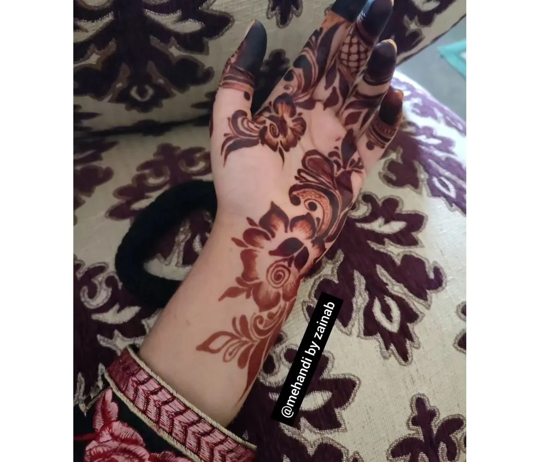 I love the elegance of Arabic mehendi. This floral bail design flows beautifully along the hand, and the developed stain gives it a bold, striking look for any festive occasion.