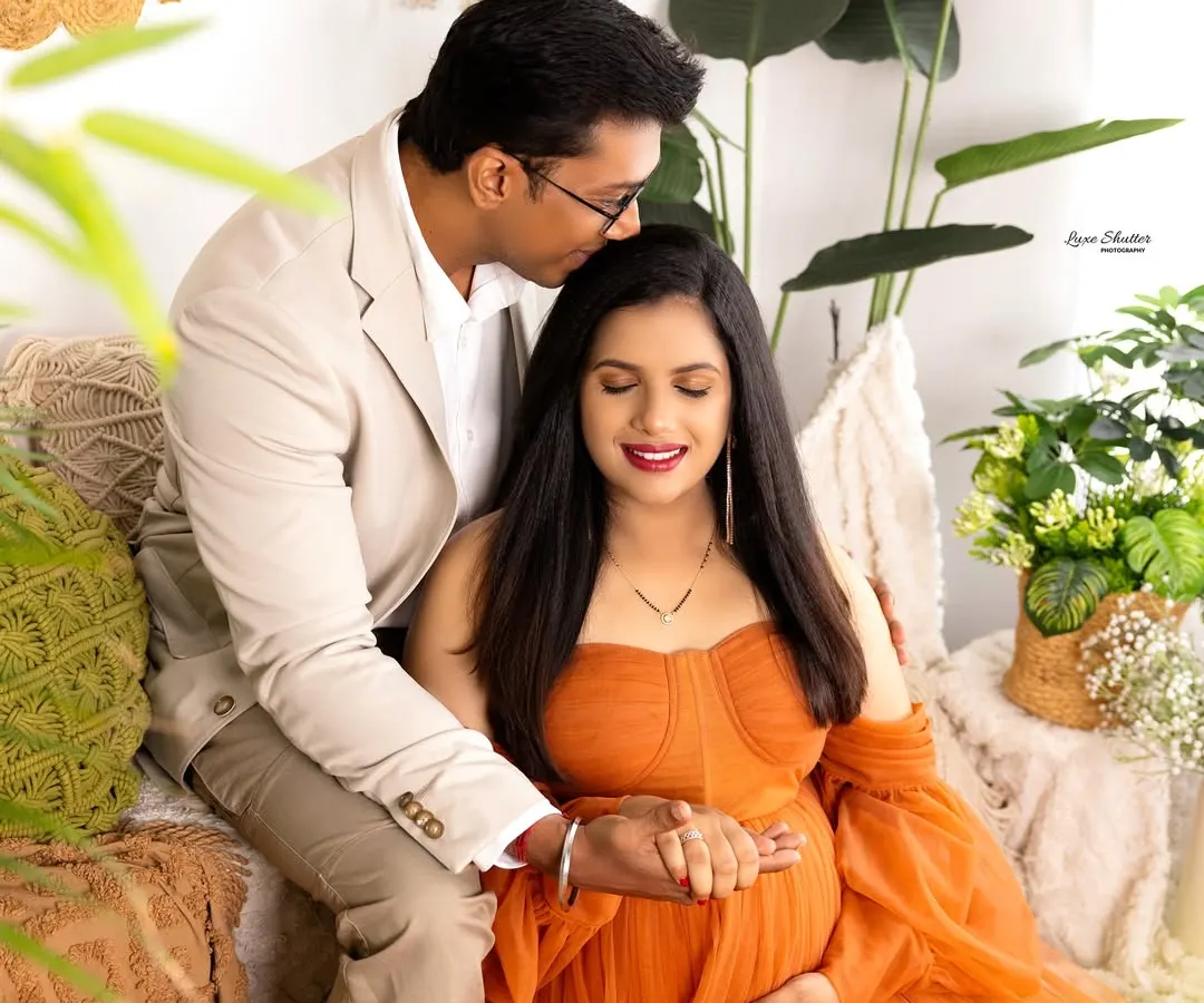 The journey to parenthood is a shared one. I love capturing these quiet, tender moments between couples, like this gentle kiss on the forehead in our cozy, boho-inspired studio setting. It’s these unscripted connections that make for the most cherished memories.