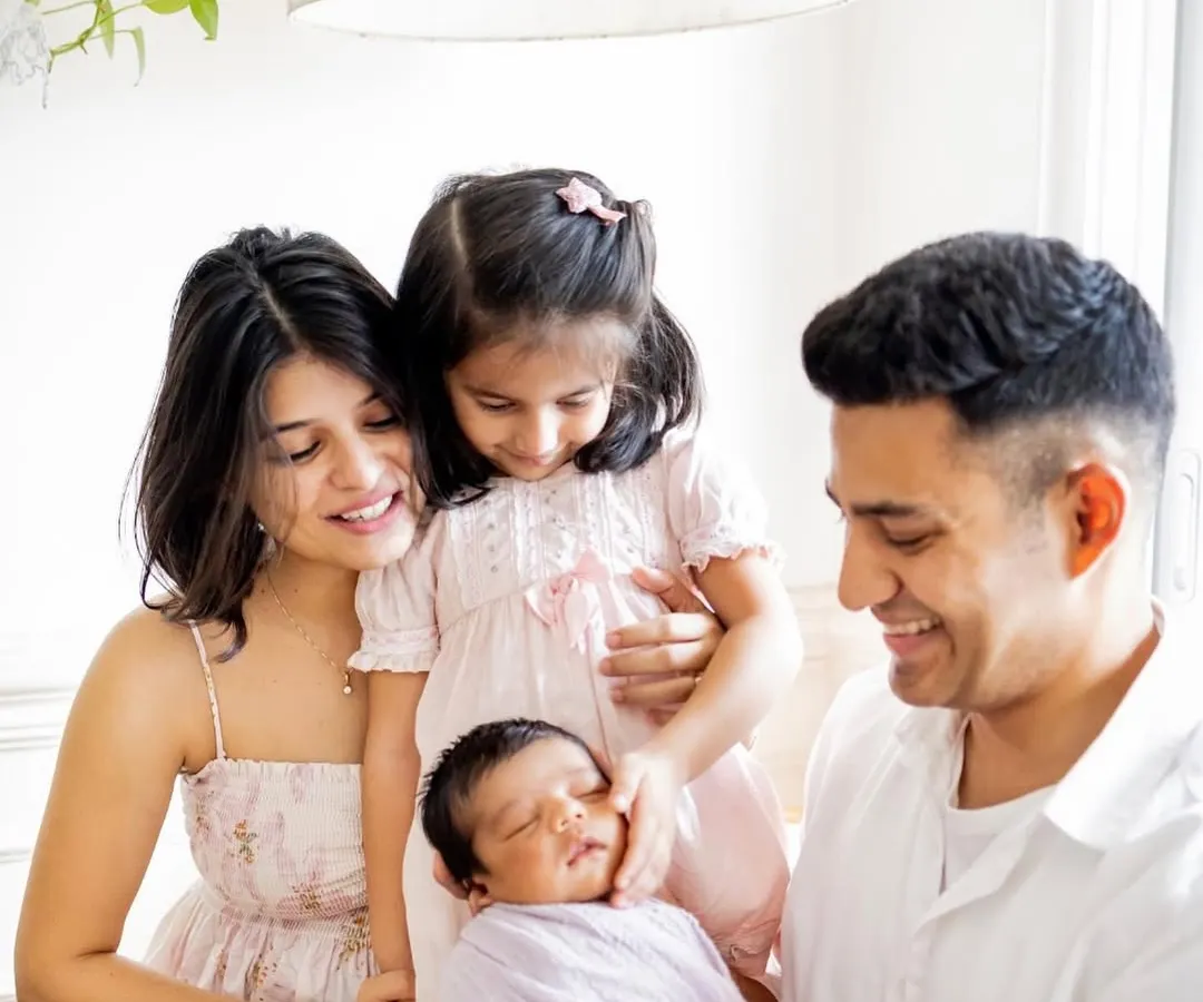 This black and white family portrait captures the pure, unadulterated love that fills the room when a new baby arrives. I focus on these real connections, creating timeless images for you to cherish as your family grows.