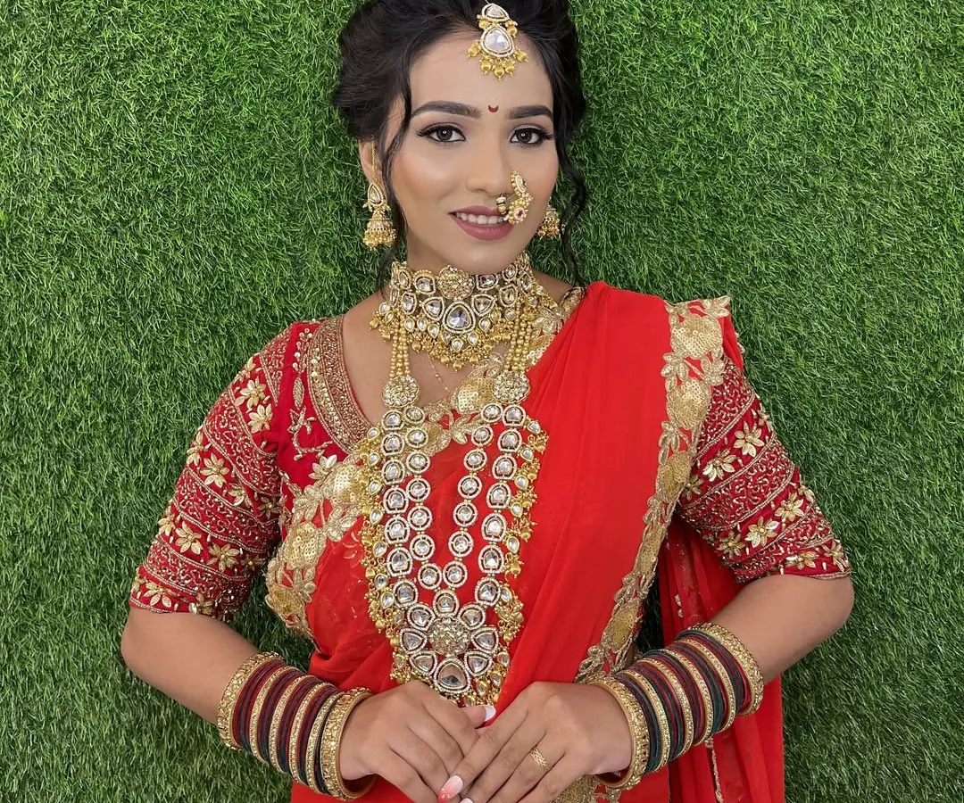 For a modern bridal look, we offer stunning American diamond and Kundan sets like this one. This rental set includes a statement choker, a long necklace, matching earrings, and a maang tikka to perfectly complement a red wedding saree.