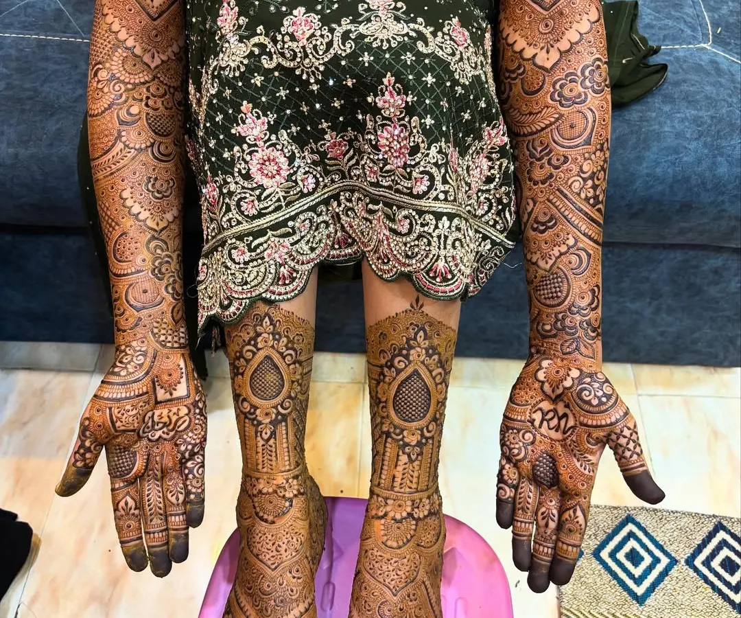 For the bride who wants it all, I offer full bridal packages covering hands and feet. Here you can see how I create a cohesive story, with patterns on the legs beautifully complementing the detailed work on the arms.