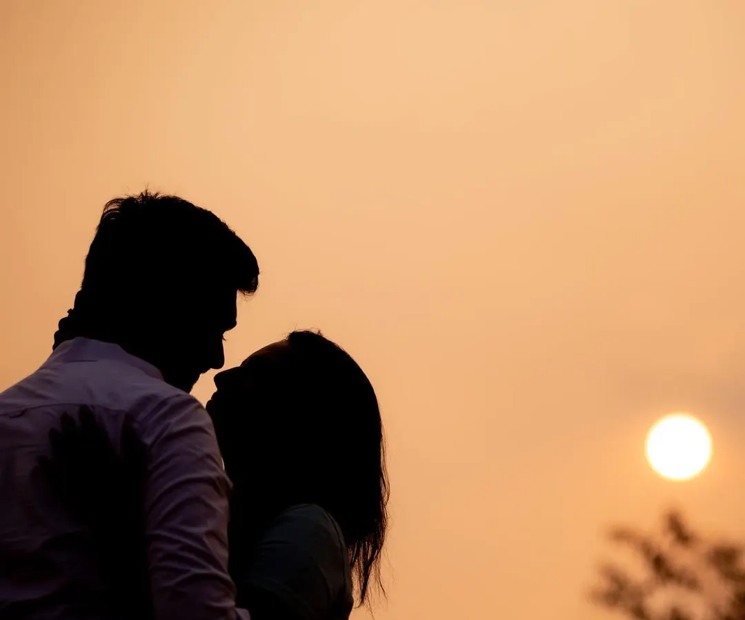 There is something so magical about a silhouette against the setting sun. This romantic pre-wedding portrait captures the quiet intimacy and deep connection between a couple, creating a timeless and artistic image of their love.