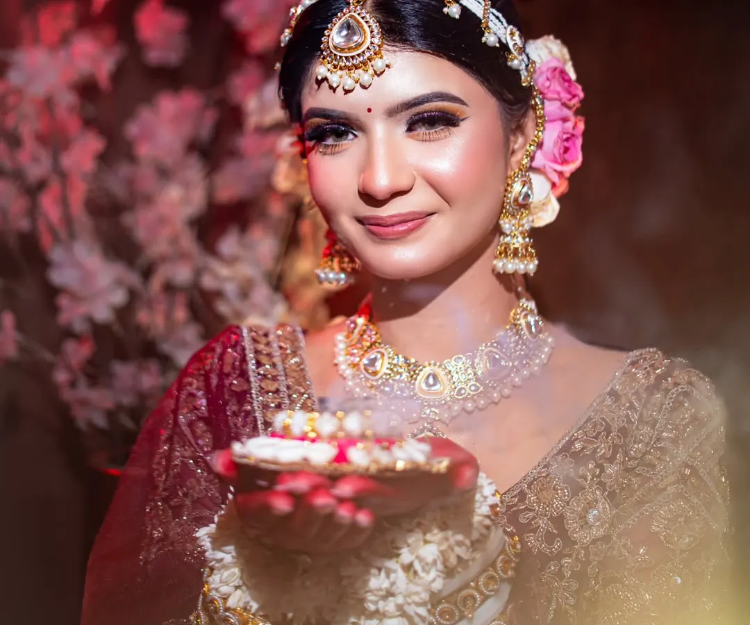 A close-up of a contemporary bridal look created during a student portfolio shoot. We teach you how to achieve that flawless, glowing skin and soft glam makeup that modern brides love.