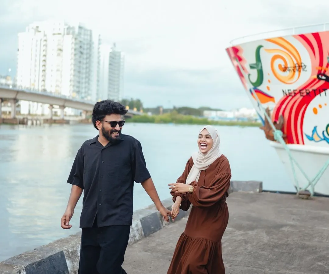 These are the moments I live for. The pure, unscripted laughter between a couple, caught against the vibrant backdrop of the Nefertiti cruise ship in Kochi. It’s their energy that makes the photo breathe.