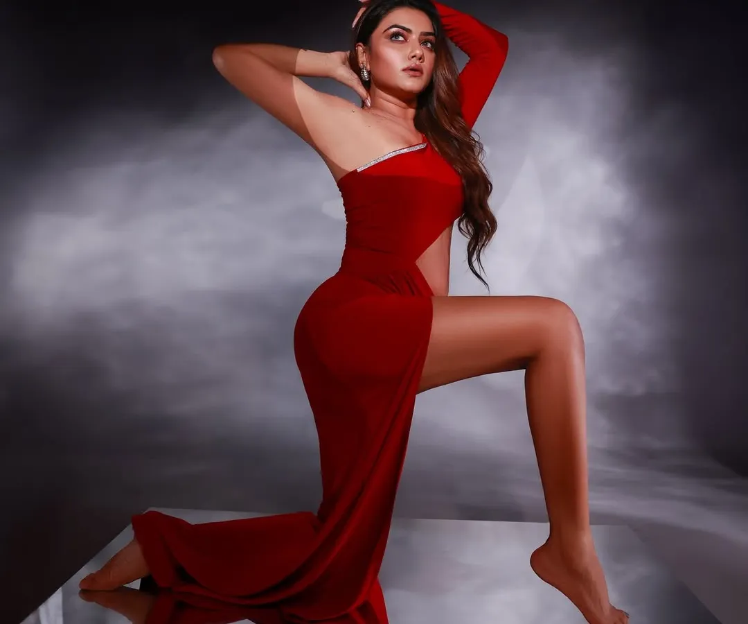 This is the kind of bold, editorial image we create in the studio. Using a single powerful color and dramatic lighting with a mirror prop, we captured a look that is both fierce and elegant.