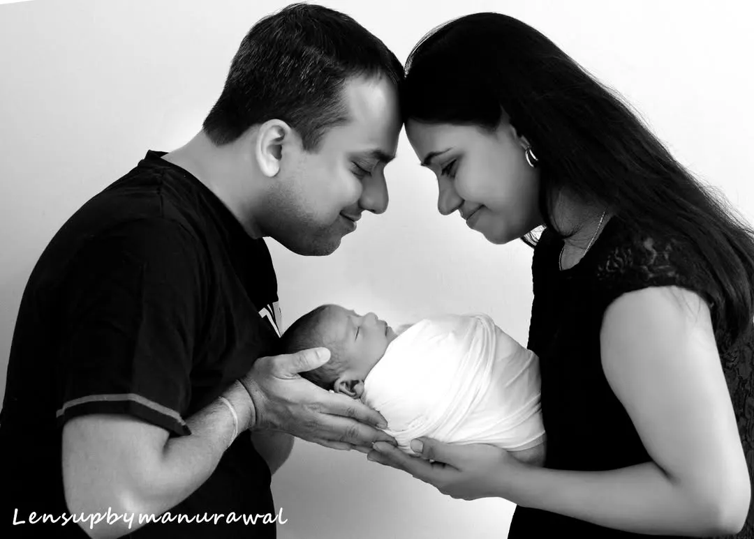 This is what it's all about: the quiet, powerful connection as you hold your new world in your hands. I focus on capturing these unscripted, emotional moments between parents and their baby, creating timeless black and white portraits that you will treasure forever.
