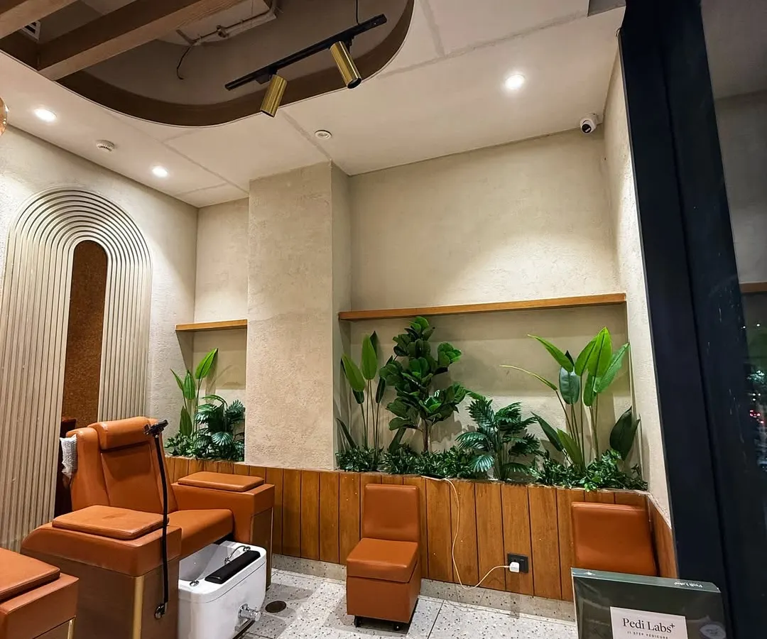 We bring a refreshing and professional atmosphere to commercial spaces. Here’s a look at the serene pedicure area we designed for Looks Salon in Noida, using a mix of artificial plants to create a maintenance-free green nook.