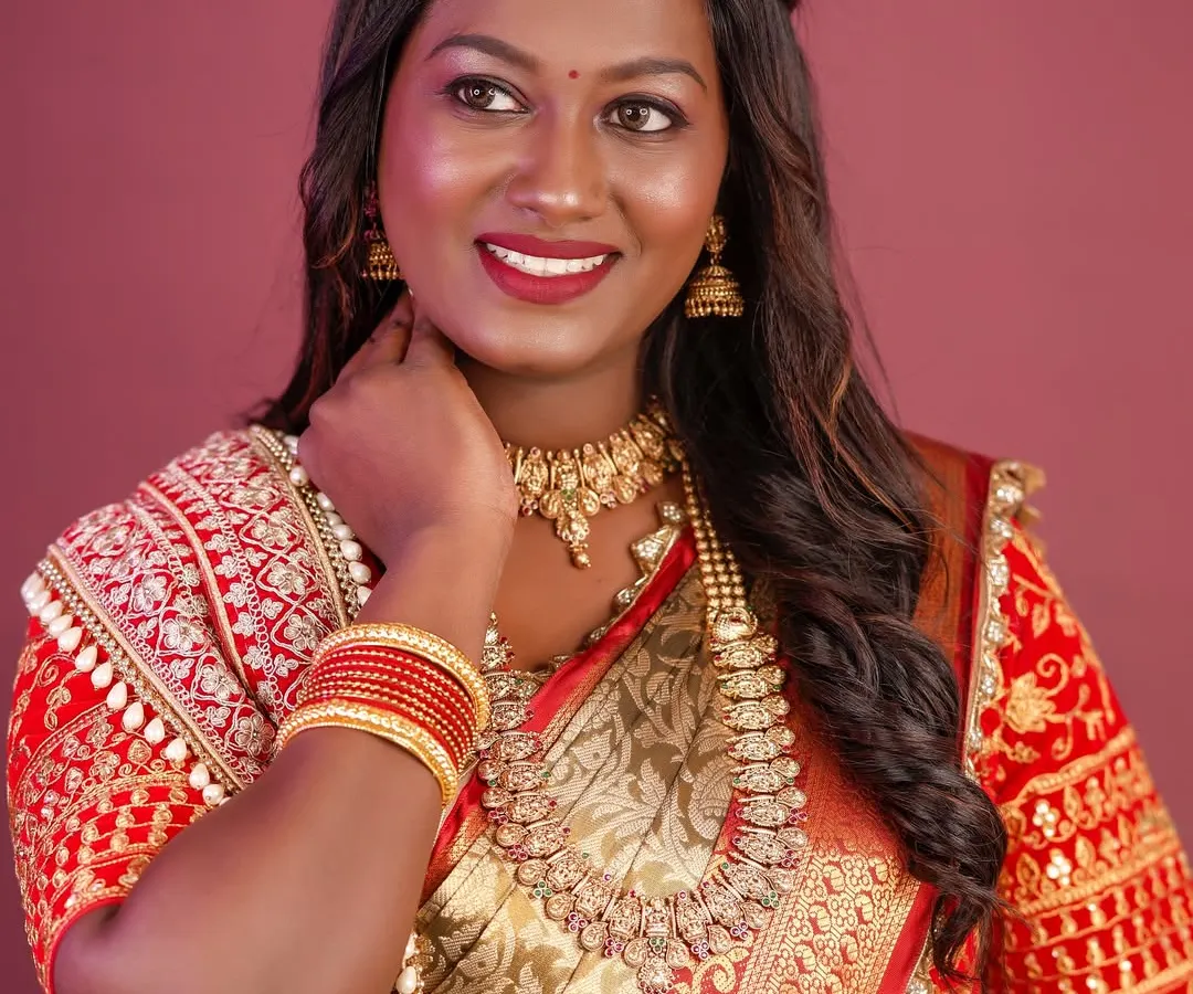 I believe in celebrating every skin tone. This is a demonstration of my signature bridal makeup for dusky skin, focusing on enhancing natural radiance and features to create a stunning, glowing look.