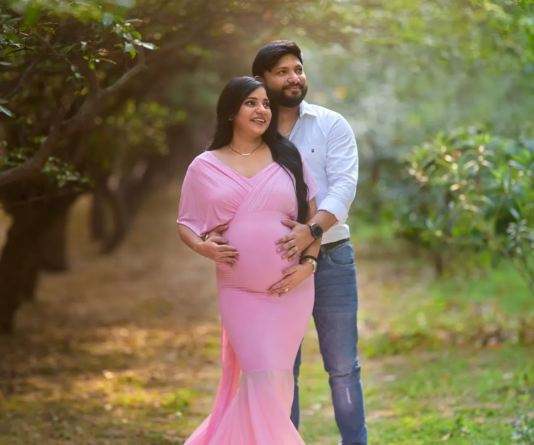 This is what golden hour magic looks like. We found the perfect spot in this Jaipur garden where the light streamed through the trees, creating a soft, dreamy glow around this beautiful couple as they anticipate their new arrival.
