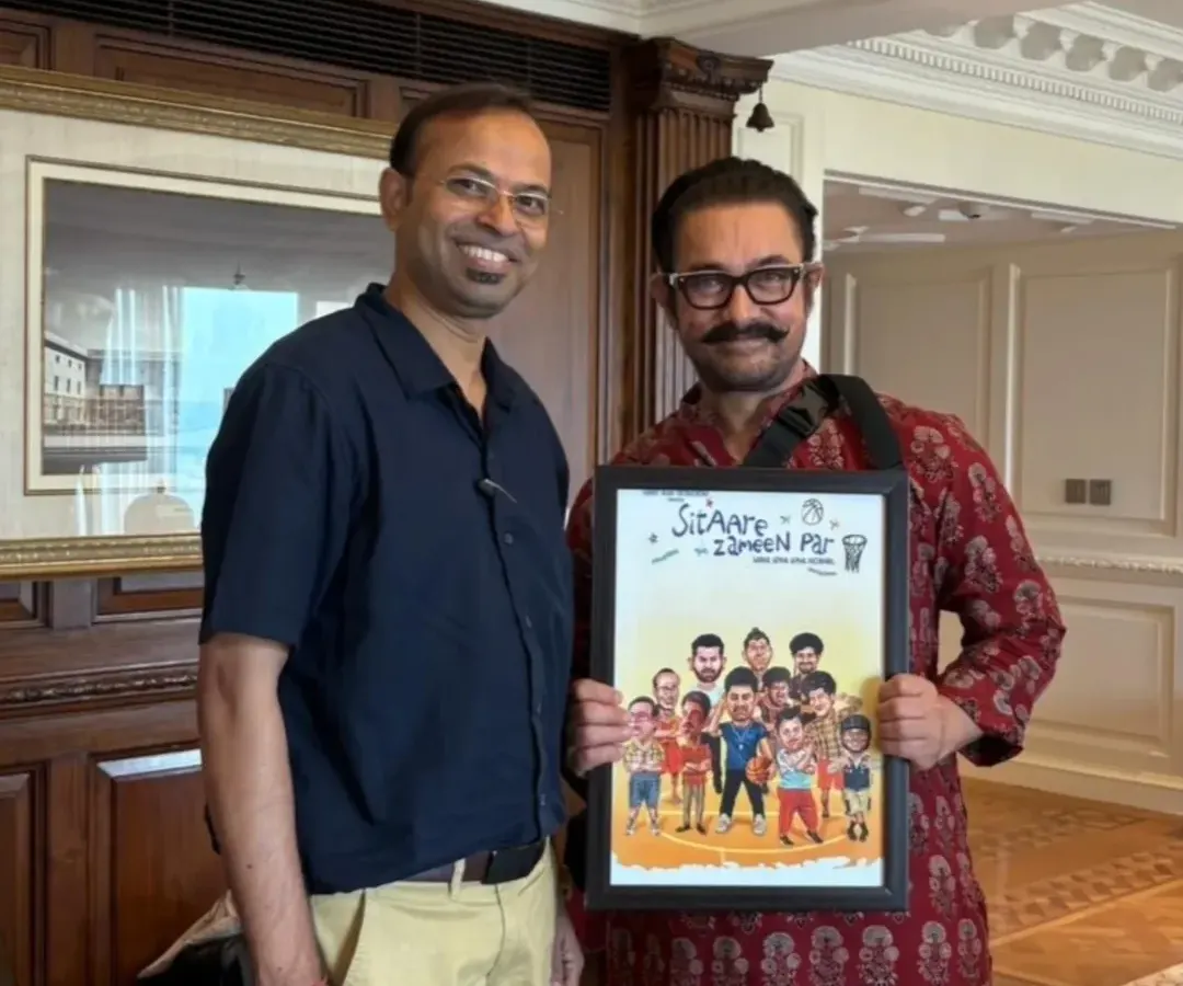 Presenting the framed poster of "Sitaare Zameen Par" to Aamir Khan ji himself. Seeing the joy on a client's face is the best part of my work. I create high-end, personalized caricature gifts that are perfect for honoring respected individuals.