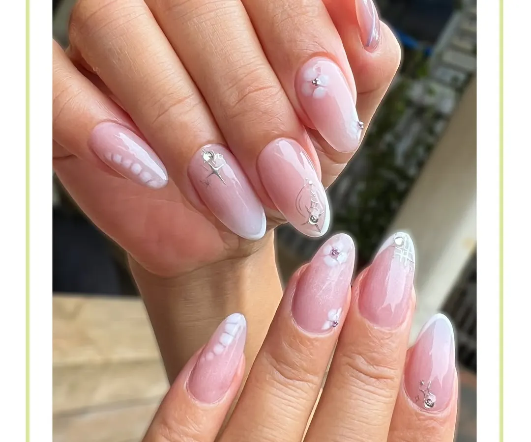 For a touch of timeless sophistication, we design elegant nail sets featuring a soft white ombre base, delicate patterns, and carefully placed rhinestone accents.