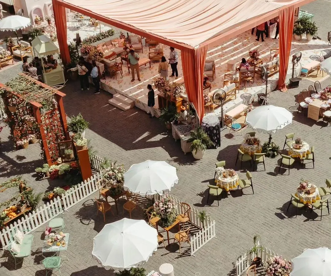 I believe in turning event spaces into immersive worlds. This overhead view shows a Parisian market-themed Mehendi, complete with distinct zones for activities, pastel canopies, and lush florals, transforming a courtyard into a European fantasy.
