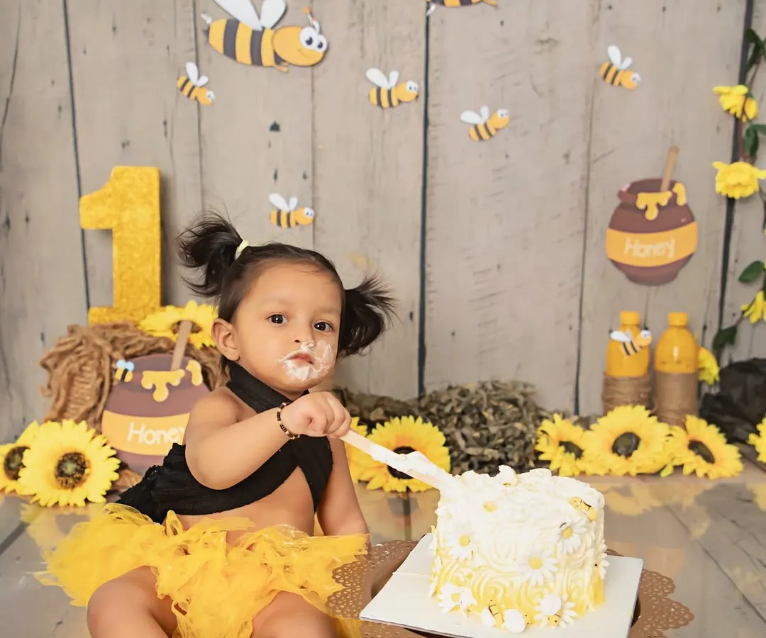 From sweet smiles to a messy cake battle, first birthday sessions are all about fun. This little one is having a bee-autiful time celebrating her big day, and I'm here for every sticky, happy moment.