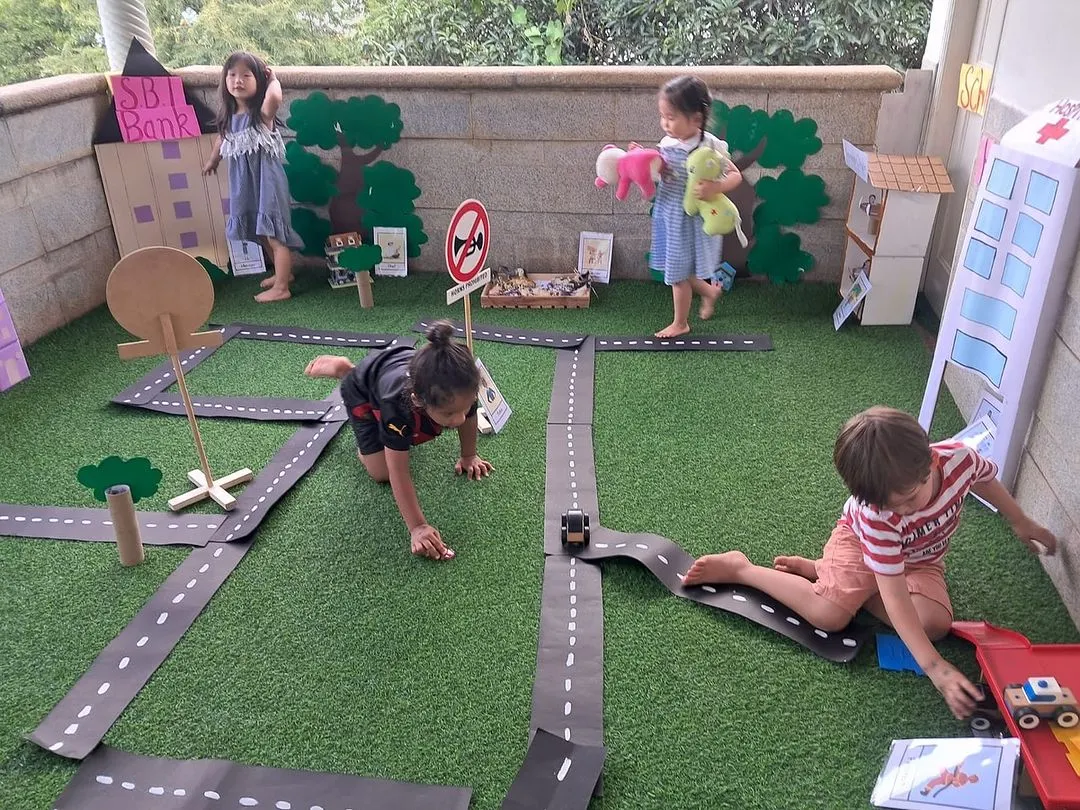 We created a miniature town to learn about our community. Through this imaginative role-play, children explore different jobs, learn to navigate roads safely, and practice collaboration, all while having a wonderful time driving their toy cars through the city they helped build.