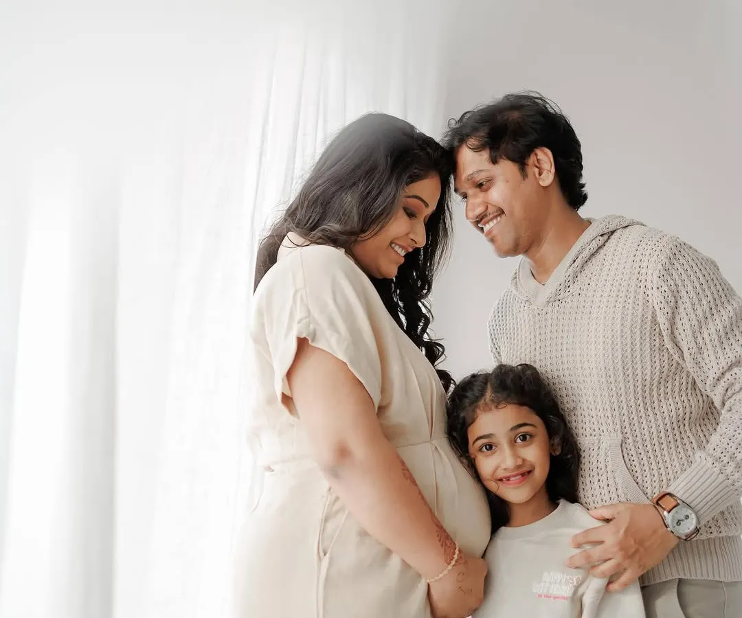 Maternity shoots are so special to me. For this beautiful family portrait, I went with a very soft, natural makeup look to enhance the mother's pregnancy glow. The goal was to keep her looking fresh and feeling comfortable, letting the joy of the moment shine through.