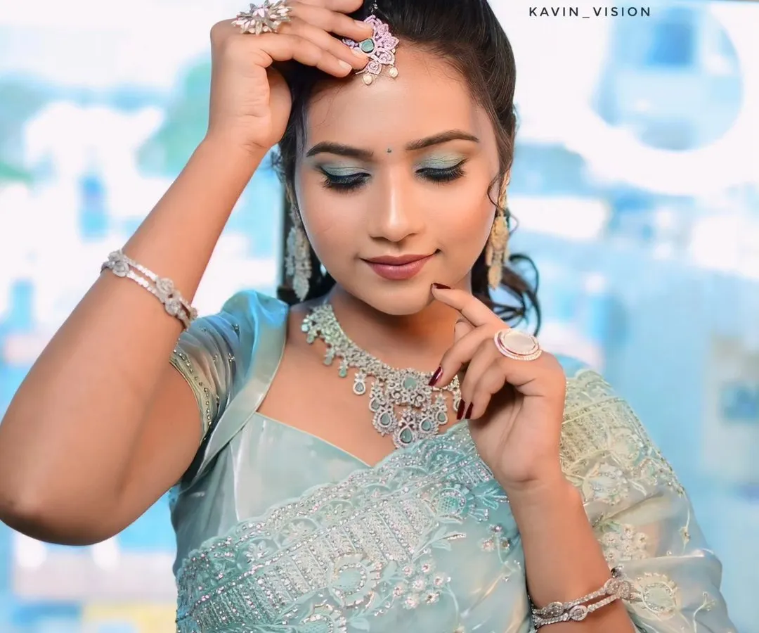 For your reception or sangeet, our American Diamond jewellery sets give you that modern, sparkly vibe. This rental set features a delicate necklace, matching earrings, and a maang tikka that catches the light beautifully.