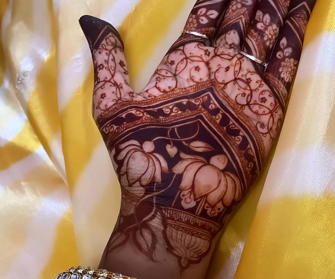 This is the result we always aim for: a stunningly deep and rich henna stain. We use only natural paste, and you can see how beautifully the intricate lotus and vine patterns have developed against the skin.