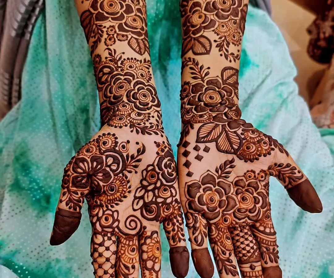 This is a classic full-hand floral design that I absolutely love. The bold flowers combined with delicate leaves and shading create a rich, traditional look perfect for any grand celebration. I used my special organic henna paste for that deep, beautiful color.
