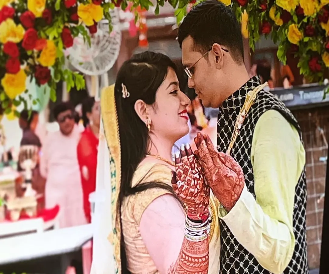 A quiet moment of connection during a Mehendi ceremony. I help couples find their rhythm together, creating simple, heartfelt choreography that feels natural and looks beautiful in photos like this.