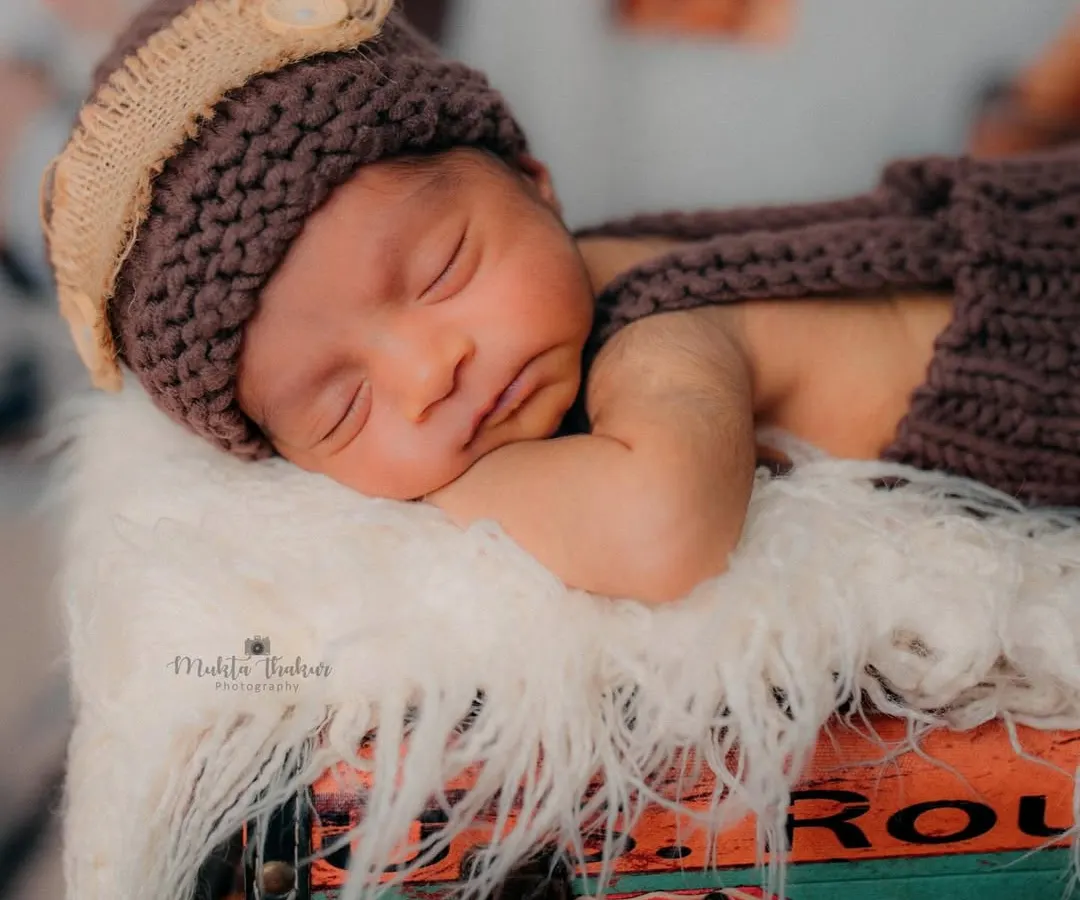 Even the tiniest explorers can have big adventures. This peaceful 11-day-old newborn is dreaming of faraway places in my cozy, travel-themed studio setup, showing how I create imaginative and safe portraits for your little one.