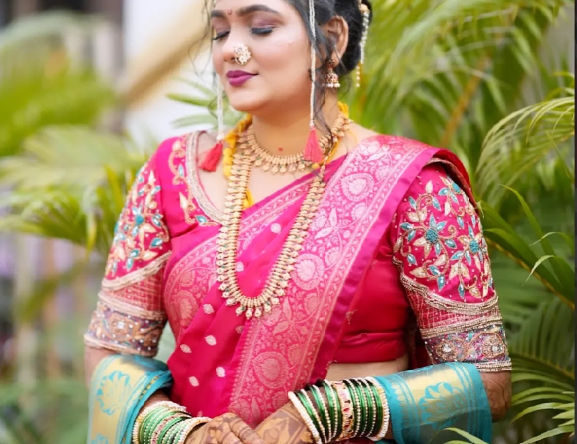 For my Maharashtrian brides, it's all about authenticity. Here, I've paired a classic pink Paithani saree with traditional gold jewellery, a defining nath, and the essential Mundavalya for a truly timeless 'navri' look.