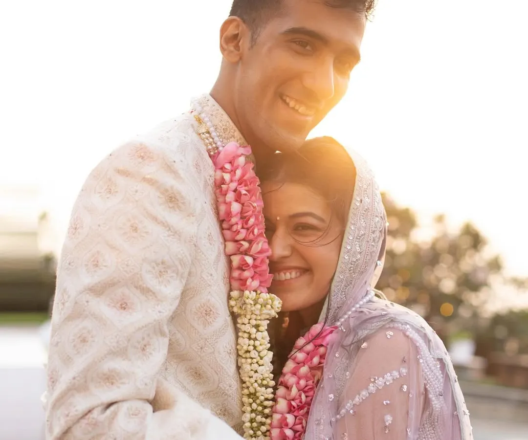 A quiet hug in the warm glow of the setting sun. I always chase this golden hour light because it wraps couples in a dreamy, magical atmosphere, making for truly heartfelt and timeless portraits.