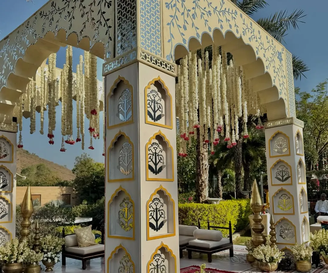 A testament to timeless Rajasthani architecture, this jharoka-inspired mandap was designed to blend seamlessly with the natural beauty of Udaipur, complete with intricate block prints and muted, contemporary colors.