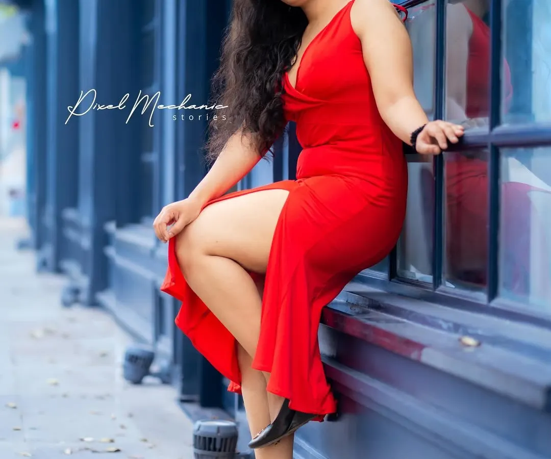 I love playing with color. The vibrant red of her dress against the cool blue of this urban wall creates a portrait that pops. This is a great example of how we can use Bengaluru's cityscape to create bold, scroll-stopping images for your social media or portfolio.