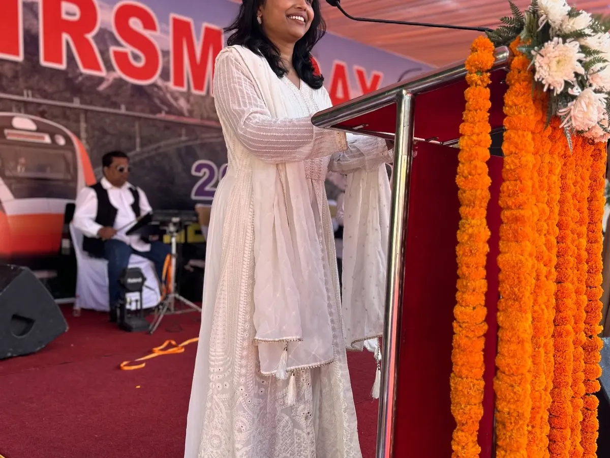 Here’s a clear shot of me hosting the IRSME Day, a formal corporate function. I believe in looking the part, bringing a polished and professional presence to the stage while ensuring the event's proceedings are handled with grace and confidence.
