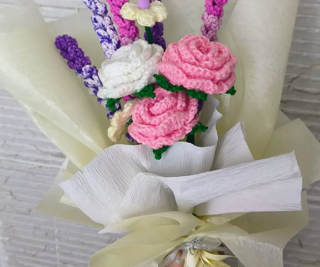 I love combining different textures and colors in our mixed bouquets. This one features soft pink crochet roses and vibrant lavender stems, all wrapped up and ready to bring joy. It’s a wonderful choice for birthdays, anniversaries, or just because.