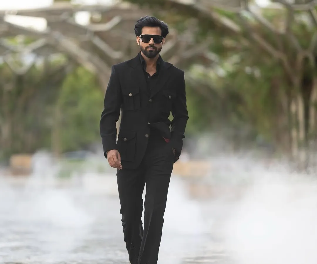 The Viaggio Blazer in black, a vision of modern sophistication. This piece is designed for the discerning gentleman on the move, offering a sleek profile and unparalleled comfort without compromising on style.