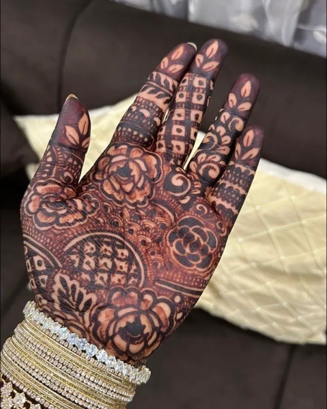 The result of patience and pure, natural henna. This is the rich, dark stain my clients love, photographed after it has fully matured. I always recommend getting your mehendi done 24 to 48 hours before your event for this beautiful color.