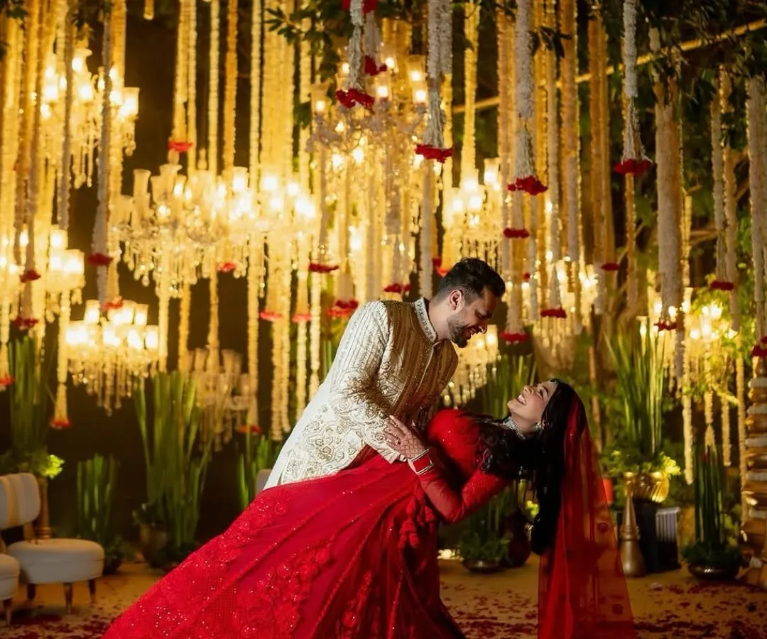 There are moments that feel like poetry, and the varmala is one of them. I designed this setting with a celestial shower of fragrant mogra strings and chandeliers, creating a sacred and breathtaking backdrop for the couple to exchange garlands and begin their forever.