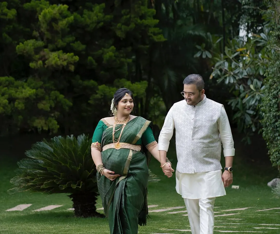 I love capturing the anticipation of parenthood with outdoor maternity photoshoots. This natural, relaxed session in a garden setting provides a beautiful and serene backdrop for your portraits.