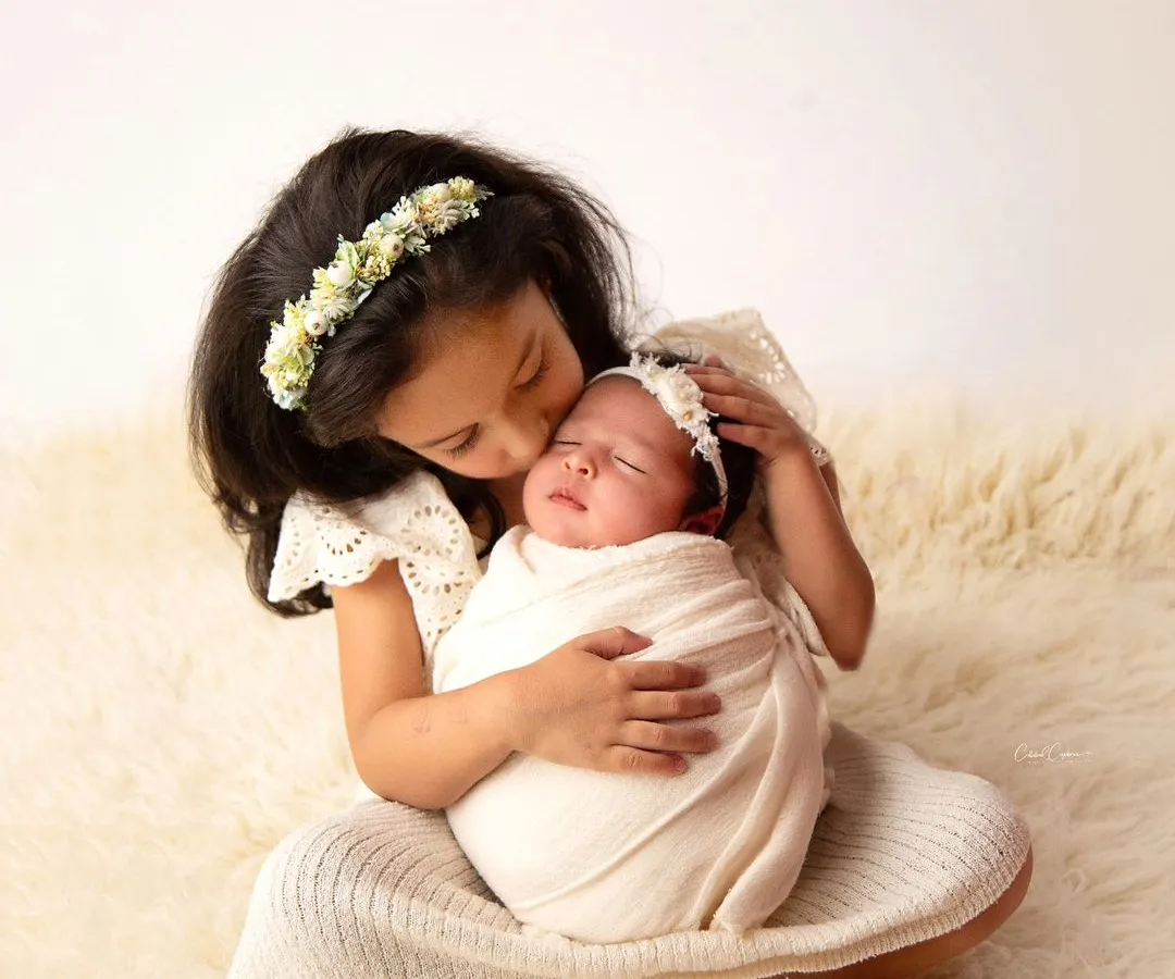 My heart just melts seeing moments like this. Capturing the gentle, loving bond between a big sister and her new baby sibling is one of the most precious parts of my job.
