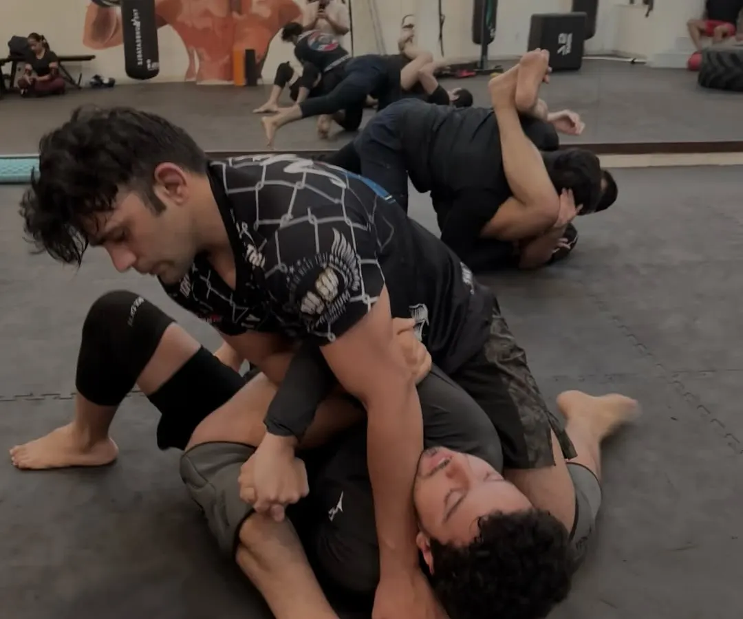 Welcome to the grind of No-Gi jiu-jitsu. Here, we focus on pure technique, control, and leverage to dominate on the mat. This is a live roll, showcasing the constant flow between dominant positions and submission attempts.