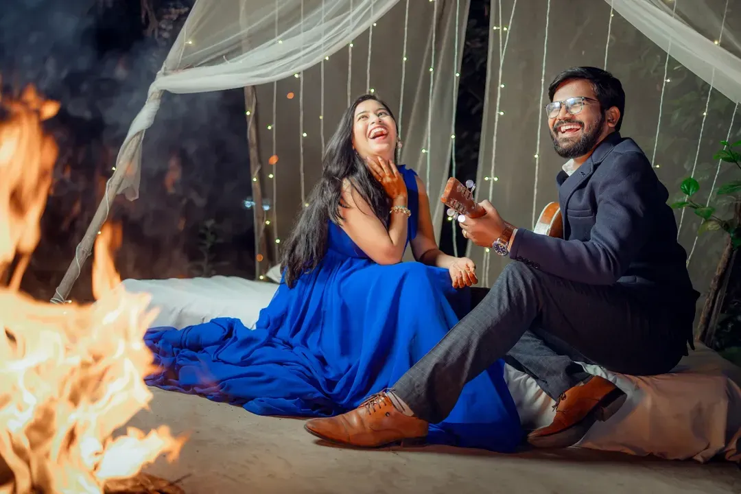 The best moments are often the unposed ones. Here, we set up a cozy bonfire scene for a pre-wedding shoot, and the genuine laughter that followed was pure magic. Capturing this kind of candid joy is what I live for.