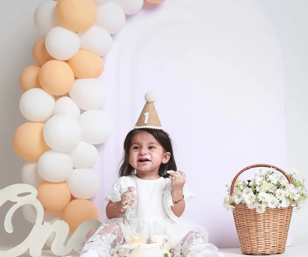 A first birthday is a whirlwind of joy, and a cake smash session is the perfect way to celebrate it. I love capturing the pure, uninhibited delight as little ones explore their first taste of cake. This session was all about fun, with a beautiful balloon arch to frame this happy memory.