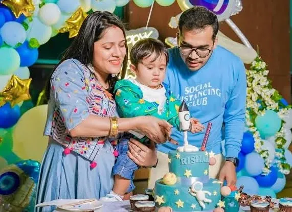 A perfect family moment during a space-themed birthday party. I make sure to capture key highlights like the cake cutting, getting shots of the family, the decorations, and the birthday child's excitement.
