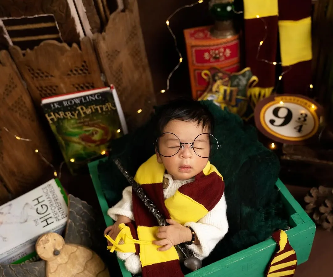 For the fans of magic, I bring Hogwarts to the studio. This Harry Potter themed newborn shoot is complete with a wand, Gryffindor scarf, and iconic glasses, creating a truly enchanting first portrait for your little wizard.