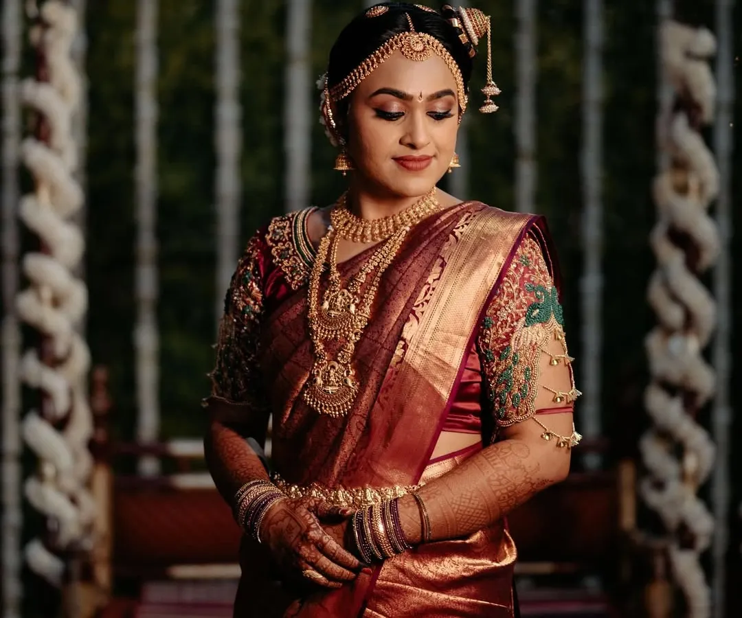 The final look for a beautiful bride, ready for her Oonjal ceremony. I focus on ensuring every detail, from the pleats of her Kanjivaram silk saree to the placement of her temple jewellery, creates a picture of timeless elegance.