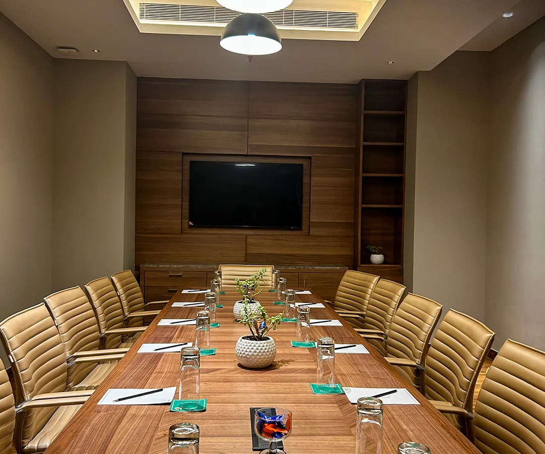 For discussions that shape the future, I offer this impeccably designed boardroom. The space combines modern aesthetics with complete functionality, including a large screen and comfortable seating, ensuring your corporate meetings are both productive and impressive.