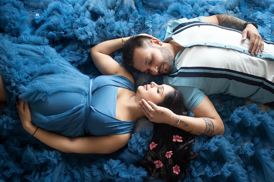 A creative and artistic maternity portrait. We can use flowing fabrics and dramatic poses to create a truly stunning image that celebrates this special time in your life.