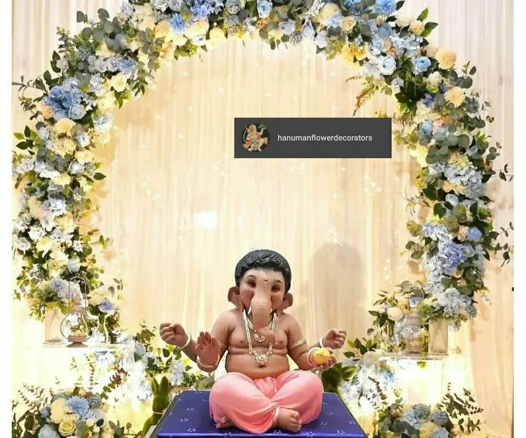 For a modern Ganesh Chaturthi celebration, I designed this serene circular arch using a mix of blue and white flowers. This setup creates a peaceful and beautiful focal point for your Ganpati idol at home.