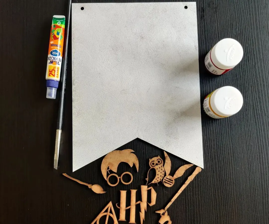 Here’s a peek inside my popular Harry Potter themed kit. Everything is included, from the wooden cutouts and banner to the paints, brush, and glue, so you can start the fun right away!